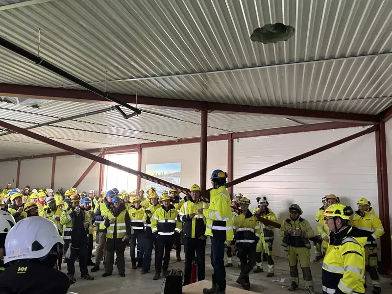 En gruppe brannmenn i et rom