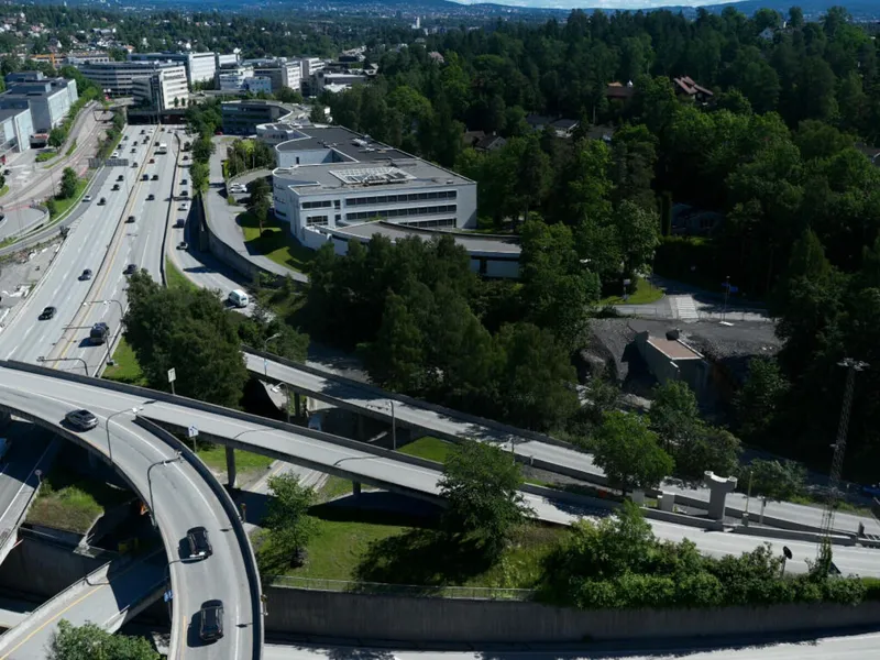 Til høyre i bildet kan du se de første elementene fra den nye sykkelbroen i Fornebukrysset. Det er arbeider med denne som gjør det nødvendig å stenge rampen som går fra Fornebu mot Lysaker. Foto: Statens vegvesen.
