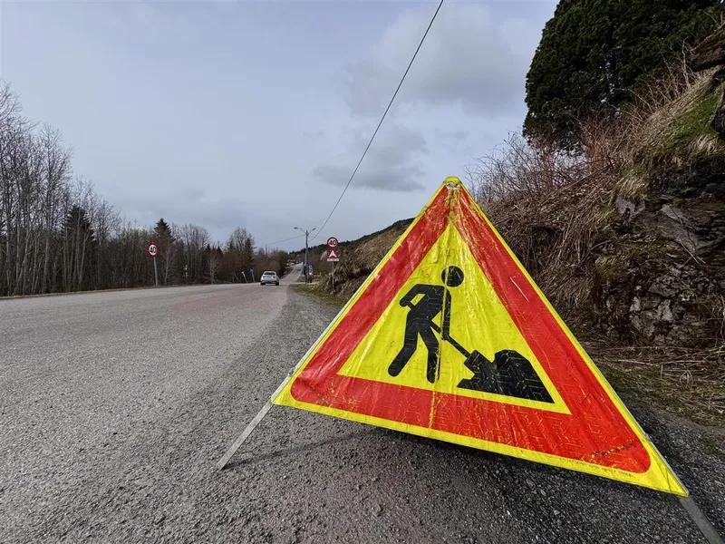Skilt i en veikant, som viser at det foregår veiarbeid.  - Klikk for stort bilde