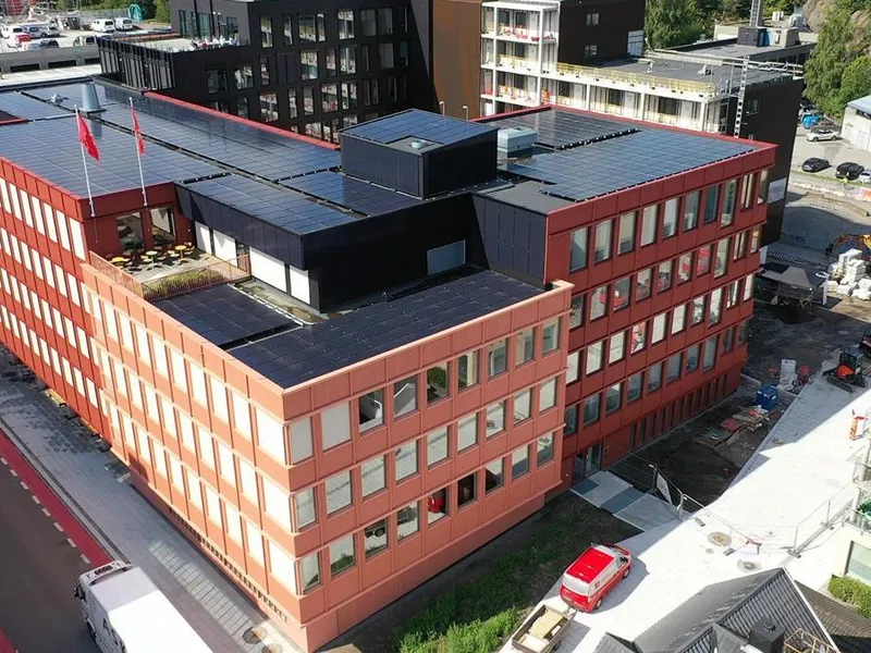 Dronebilde av fylkeshuset som viser solcellepanel. - Klikk for stort bilde