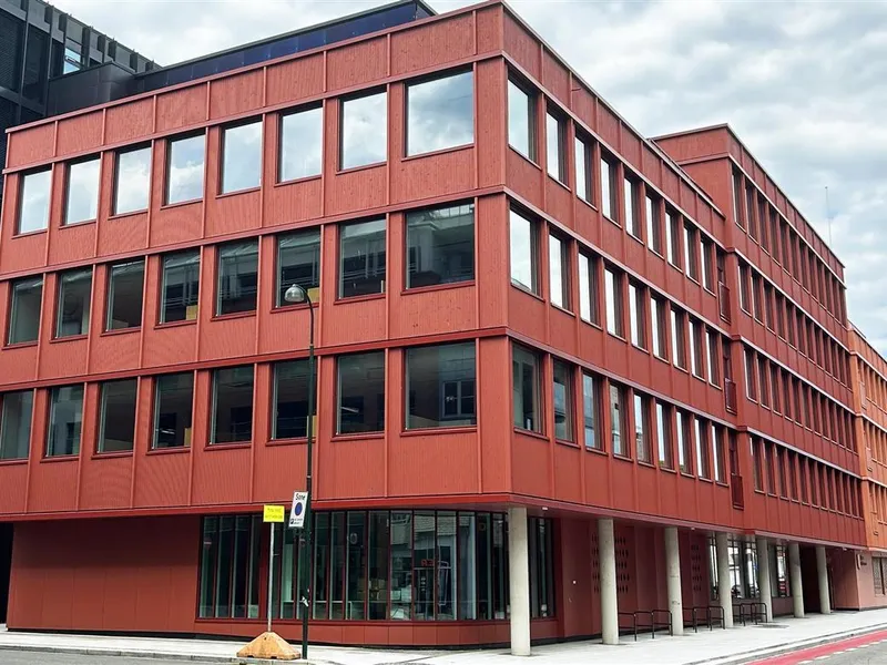 Rød bygning - Klikk for stort bilde