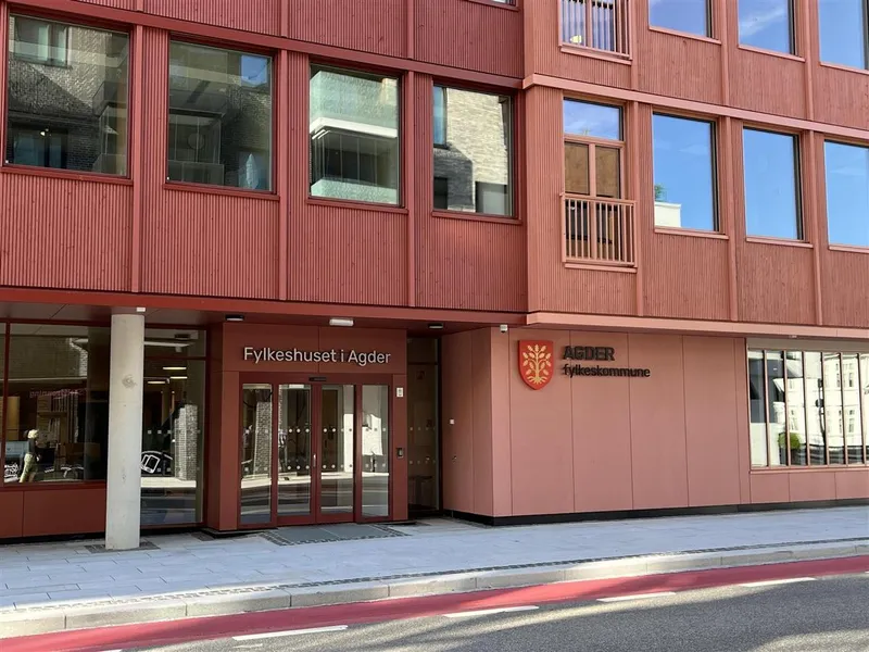 Inngangsparti til en bygning - Klikk for stort bilde
