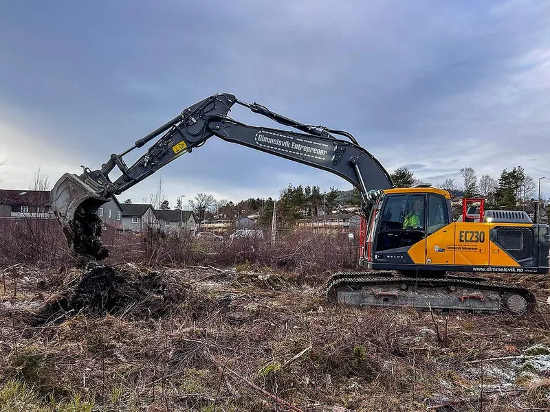 Første gravemaskintaket er tatt. No er arbeidet med Helsehuset i gang.