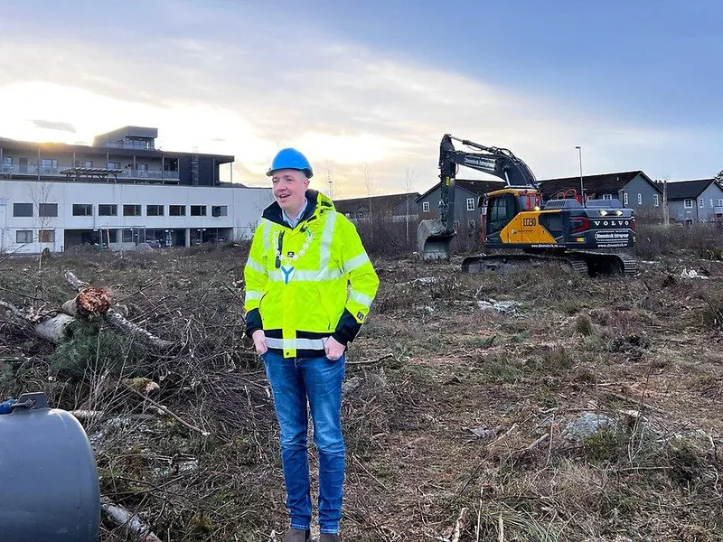 – Målet er å vera ferdig med Helsehuset sommaren 2027, sa ordførar Vegard Bjørnevik før han sette seg i gravemaskinen og foretok startskotet på byggjearbeidet.