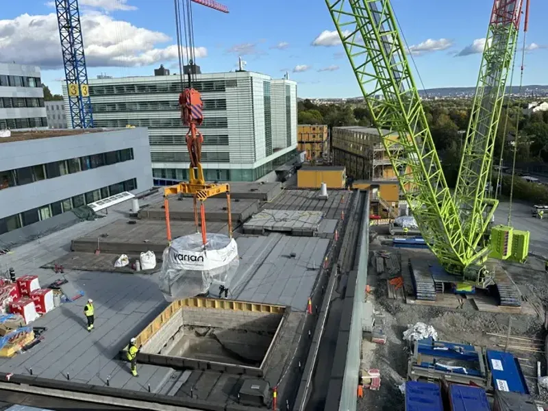 En byggeplass med kraner og bygninger