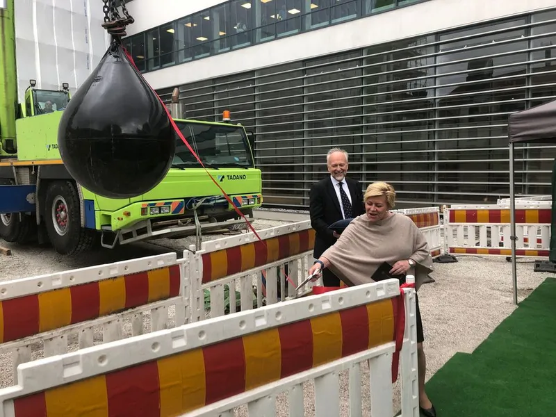 Finansminister Siv Jensen klipper snoren som markerer starten på rivearbeidet på Radiumhospitalet. Til venstre Bjørn Erikstein, administrerende direktør Oslo univeristetssykehus.