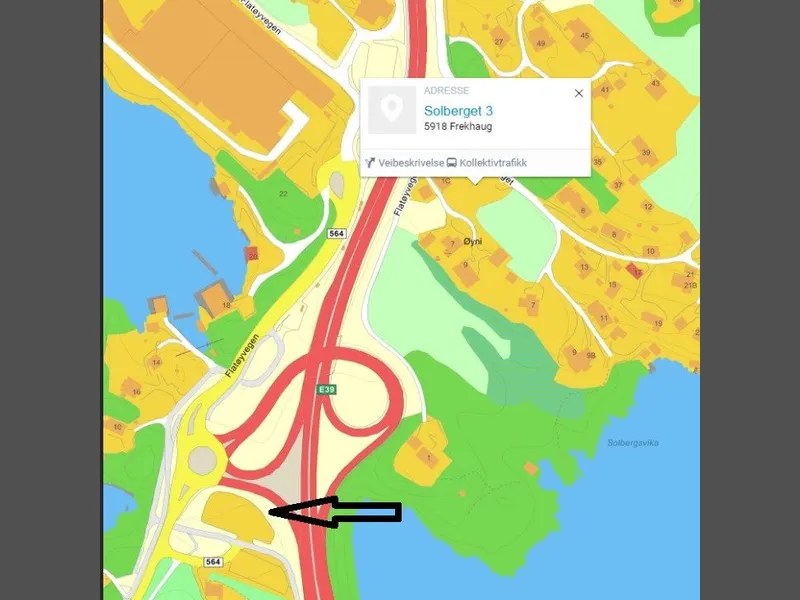 Ny terminal blir der som dagens parkering er, merkt med svart pil på biletet. Mellombels parkering blir på Solberget 3. Kartgrunnlag frå gulesider.no