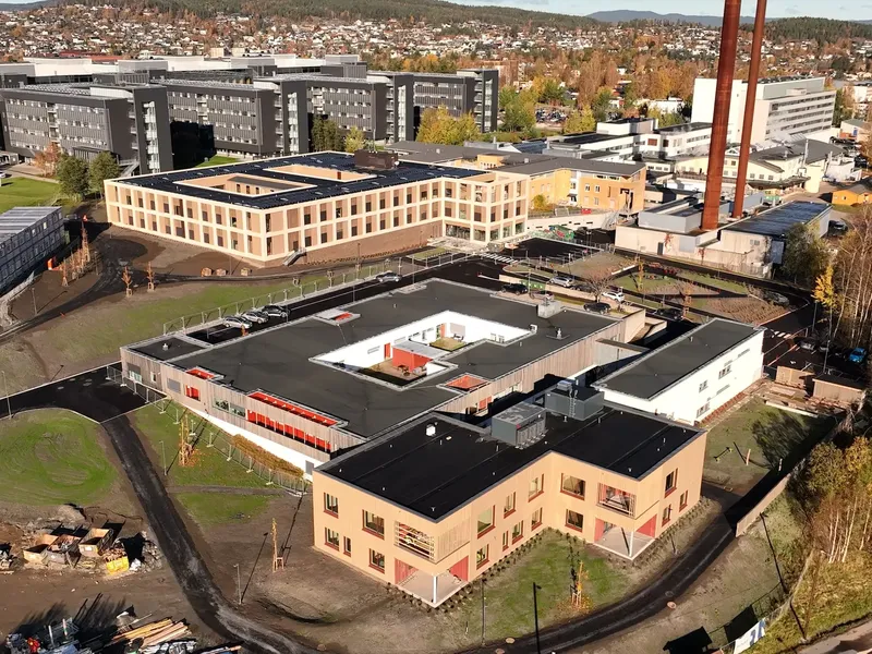 En stor bygning med tårn midt i en by