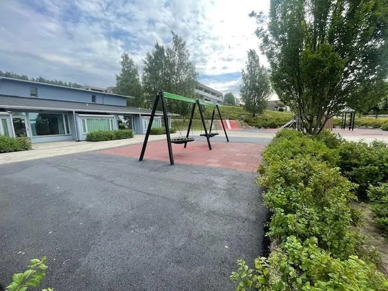 Uteområde og lekeområde på Mysen skole - Klikk for stort bilde