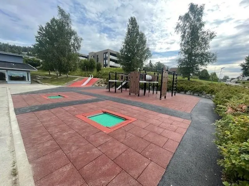Uteområde og lekeområde på Mysen skole - Klikk for stort bilde