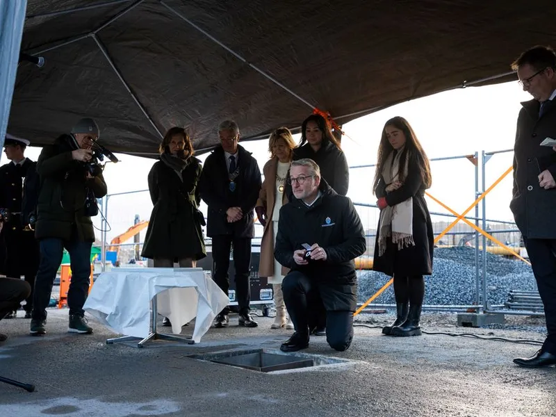 Direktør Forsvarsbygg Thoresen legger ned innhold i grunnstein.  På bildet sees også blant annet (helt fra venstre) direktør Forsvarsmateriell Gro Jære, fylkesordfører Jan Askeland, ordfører Marit Warncke, forsvarsminister Gram og forsvarsminister Boris Pistorius.