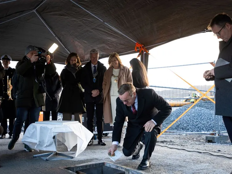 Tysklands forsvarsminister Boris Pistorius legger ned grunnstein. På bildet sees også blant annet (helt fra venstre) direktør Forsvarsbygg Thorbjørn Thoresen, direktør Forsvarsmateriell Gro Jære,  fylkesordfører Jan Askeland, ordfører Marit Warncke, og forsvarsminister Gram.