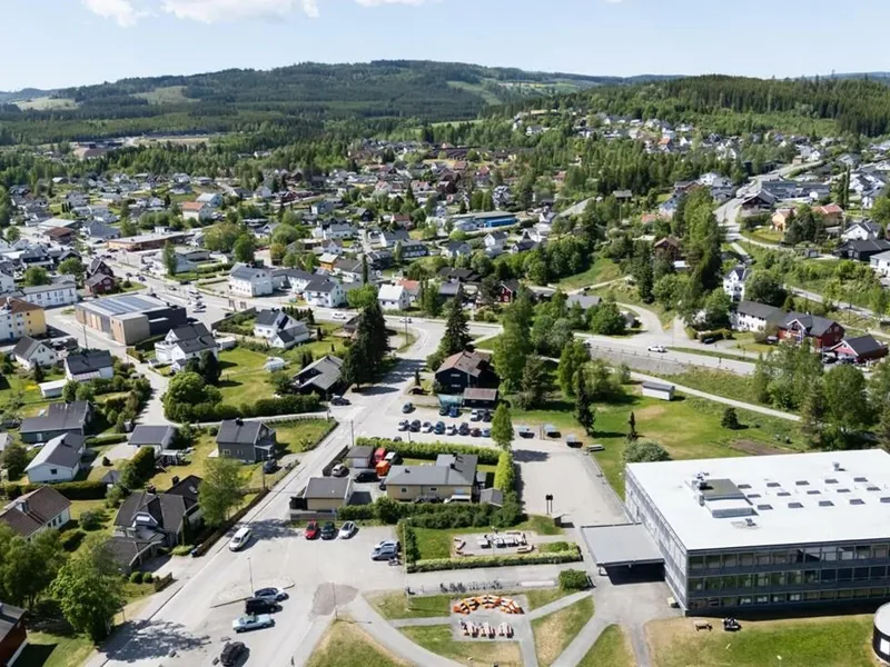 Ny ungdomsskole og flerbrukshall vil bli plassert på samme tomt som eksisterende Vardal ungdomsskole (bildet). Målet er at skolen skal stå klar til skolestart i 2029. Foto: Gjøvik kommune.
