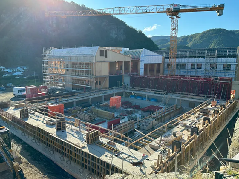 Betongarbeid som skal bli til svømmehall - Klikk for stort bilete