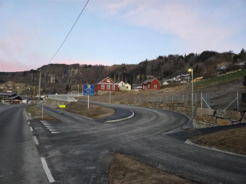 bilde av vegen som opnar på Tolo - Klikk for stort bilete