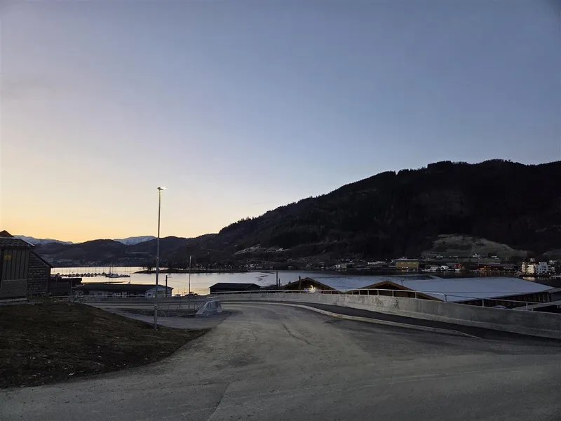Bilde av vegen mot fjorden. - Klikk for stort bilete