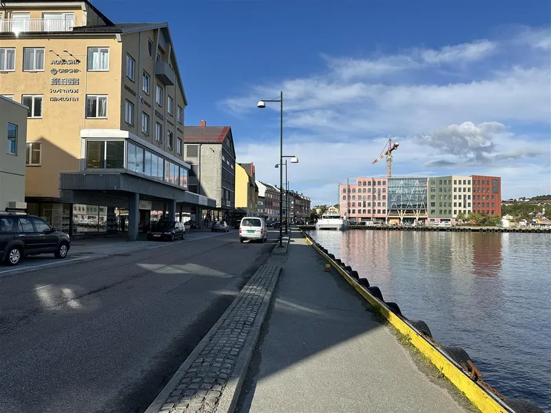 Oversiktsbilde av Fosnagata fra kaikanten - Klikk for stort bilde