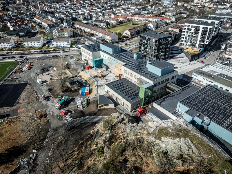 Wilds Minne Skole i Kristiansand, bygget av Veidekke med fokus på bærekraft.
Innglasset gangbro til flerbrukshallen ved Wilds Minne Skole.