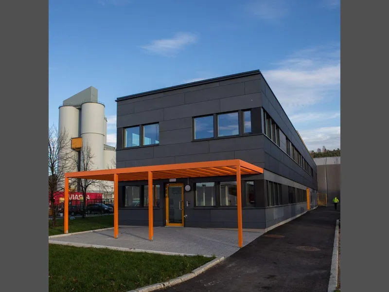 Solceller og miljøløsninger. Yilport Oslos nye miljøvennlig administrasjonsbygg er første bygg i havna med solceller.  Bygget huser Yilports administrasjon og de terminalansatte. Foto: Johnny Syversen