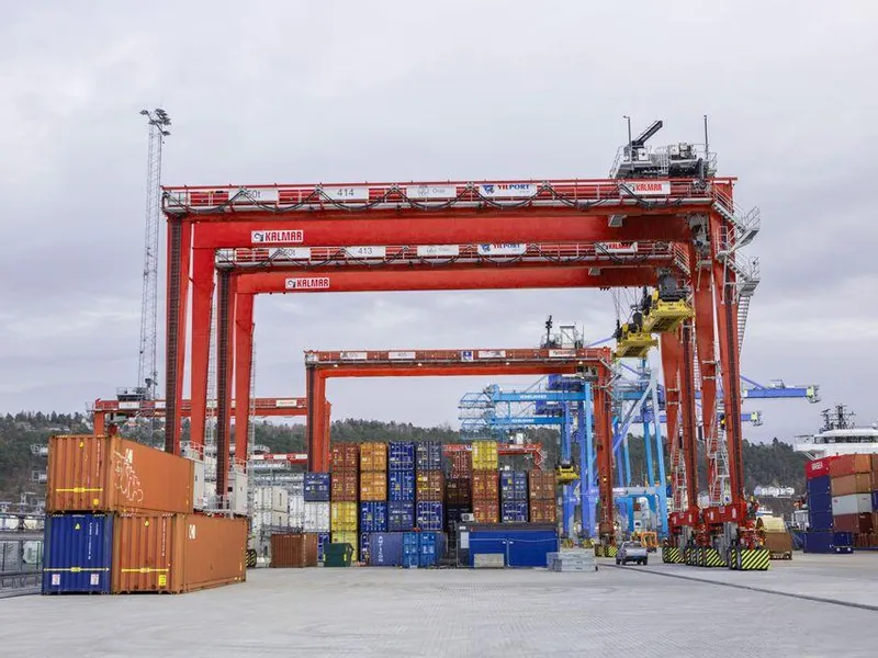 Mer effektiv terminal. Tre elektriske stablekraner står på det nye terminalområdet. De er i likhet med de åtte andre stablekranene på terminalen klargjort for fjernstyring. Foto Johnny Syversen
