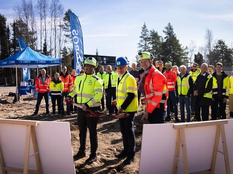 De markerte byggestarten for Oen. OBOS-sjef Daniel Kjørberg Siraj (t.v.), byråd James Stove Lorentzen og konserndirekektør Hans Olav Sørlie i Veidekke.