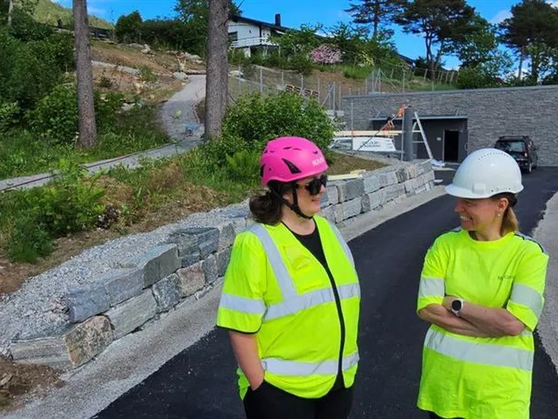 To personar i refleksklede og hjelm ute i natur - Klikk for stort bilete