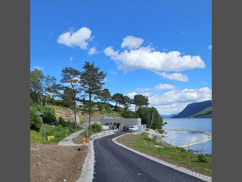 veg langs vatn - Klikk for stort bilete