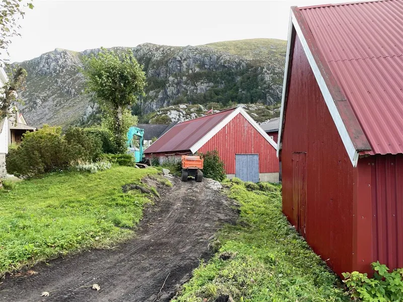 Bilete av arbeid med universelt utforma gangsti til gamle Grotle kyrkjegard - Klikk for stort bilete