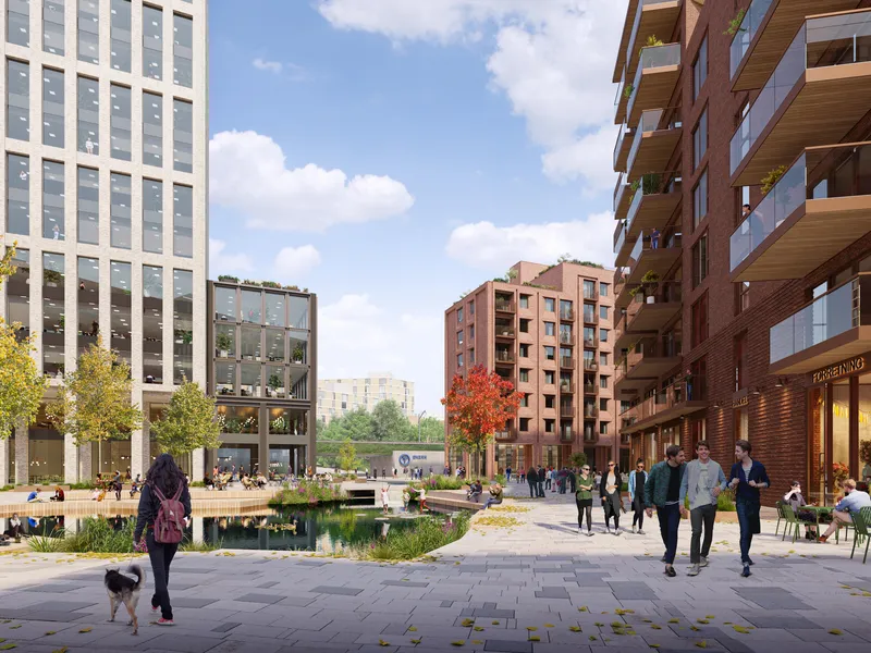 Torg mellom byggene. På torget er det både fontene, dam og yrende liv.