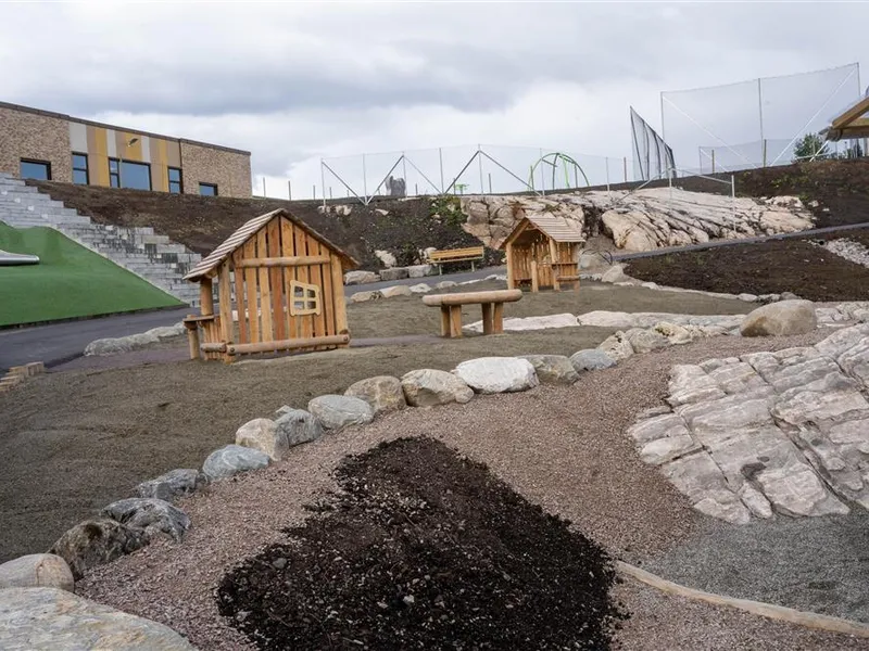interiør og eksteriør fra nybygd skole - Klikk for stort bilde