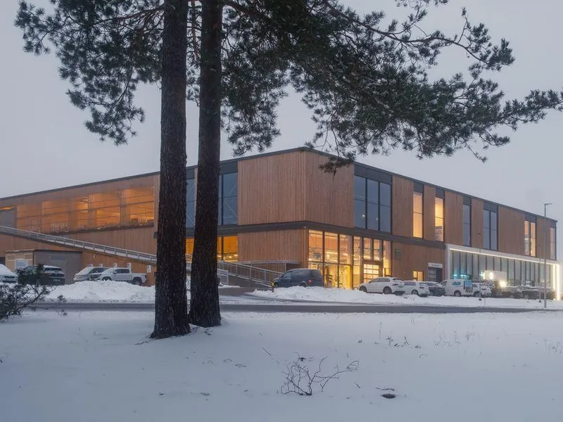 Juryen fremhever prosjektet som et nyskapende og bærekraftig næringsbygg av høy arkitektonisk og teknologisk kvalitet, som på forbilledlig vis utfordrer tradisjonell typologi for bilanlegg gjennom materialbruk, konstruksjon og miljøambisjoner.