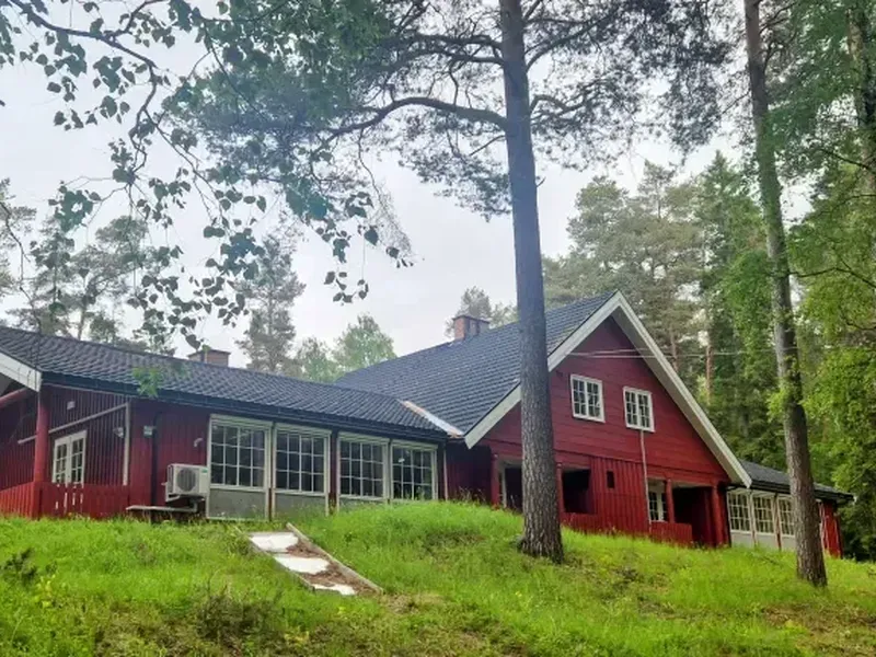 Hamar kommune har gjennomført et vellykket ombruksprosjekt i Ankervegen 52. Prosjektet viser hvordan et utdatert bygg kan få nytt liv med lavere klimafotavtrykk og god ressursutnyttelse.

Den tidligere Ankerskogen barnehage, også kjent som Røde Kors barnehage, er nå rustet opp og tilpasset nye behov. To enheter i kommunen har flyttet inn: Pedagogisk psykologisk tjeneste (PPT) og Utviklingssenter for sykehjem og hjemmetjenester (USHT i Innlandet).