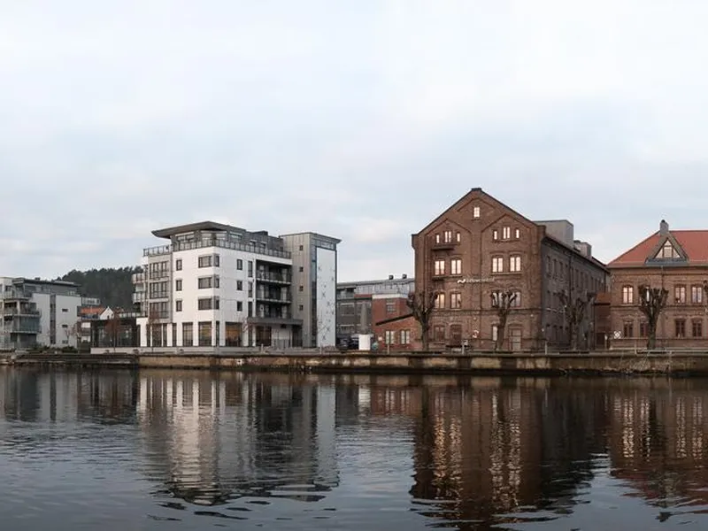 Ombygging av ca. 18 000kvm arealer fra industri til forretning/næringslokaler