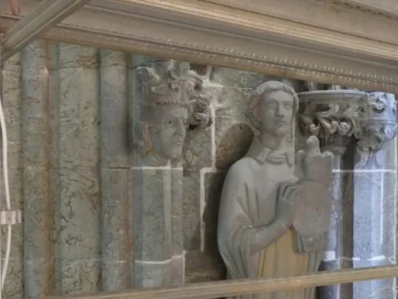 Helgen i helfigur i kleberstein i domkirkeveggen bak stillas