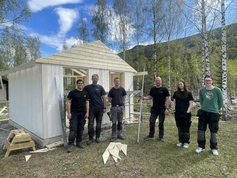Bygging av omkledingsbygg på Mobrua