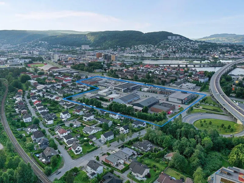 Flyfoto av byområde i Drammen kalt Bangeløkka. Planavgrensning oppmerket i blått.