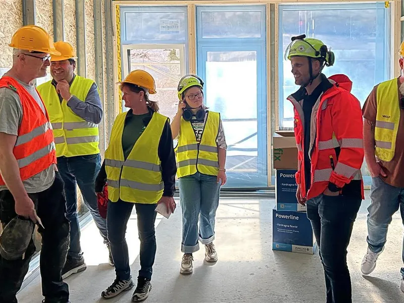 Beboere på befaring inne i bygget - Klikk for stort bilde