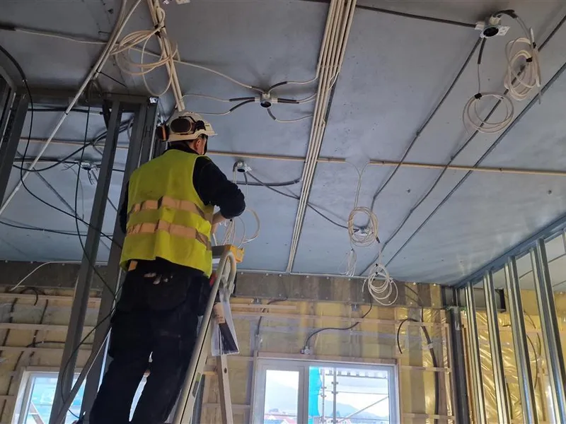 Arbeid med leidningar it aket.  - Klikk for stort bilete