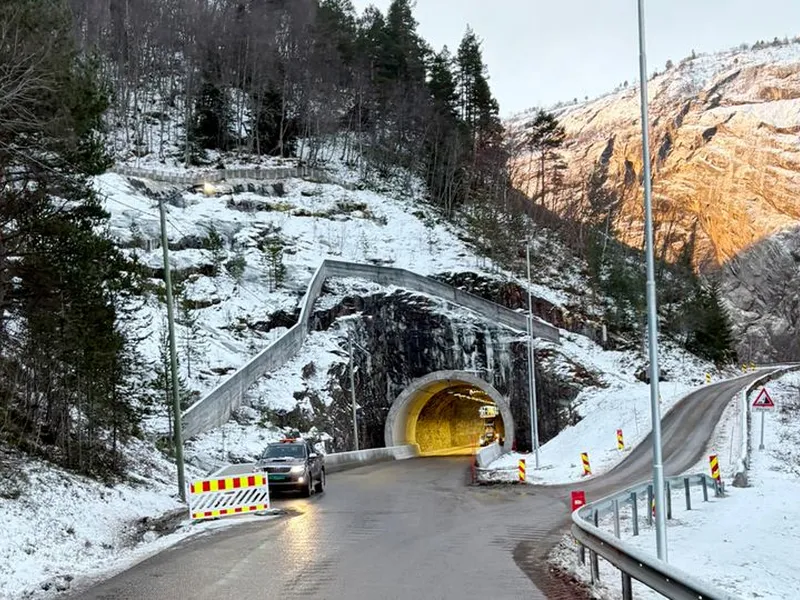 Oppgradering av dei to Bykletunnelene nærmar seg slutten. Statens vegvesen har fått utført endå fleire oppgåver medan tunnelane har vore stengde. Biletet er frå nordsida av rv. 9 Sandfjøddtunnelen.