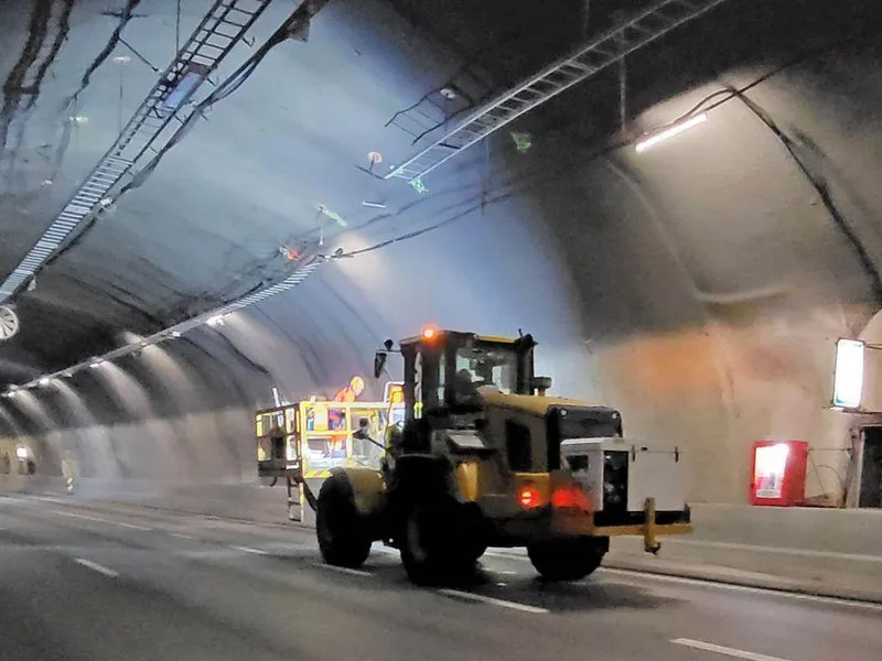 Nye nødskap og betongrekkverk er blant annet kommet opp i Damsgårdtunnelen. Fra kvelden 1. januar flytter arbeidet over i andre tunnelløpet.