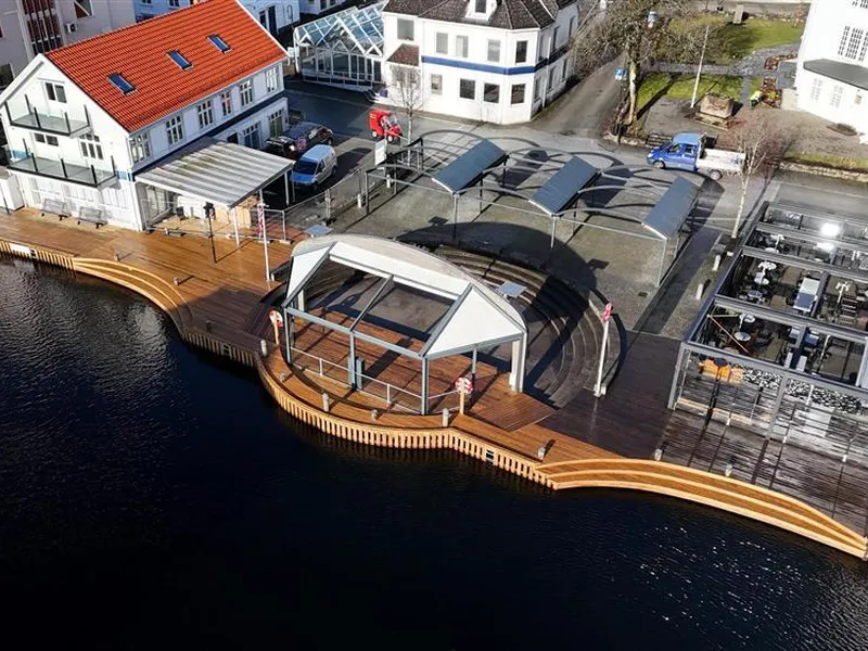 Dronefoto av Fiskebrygga i Flekkefjord - Klikk for stort bilde