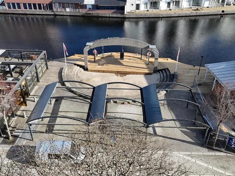 Dronefoto av Fiskebrygga i Flekkefjord - Klikk for stort bilde