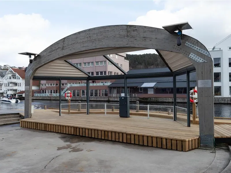 Scenen på fiskebrygga i Flekkefjord - Klikk for stort bilde