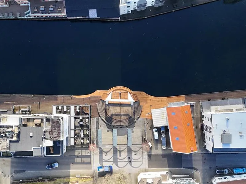 Dronefoto av fiskebrygga i Flekkefjord - Klikk for stort bilde