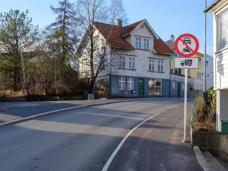 Gate med veiskilt - Klikk for stort bilde