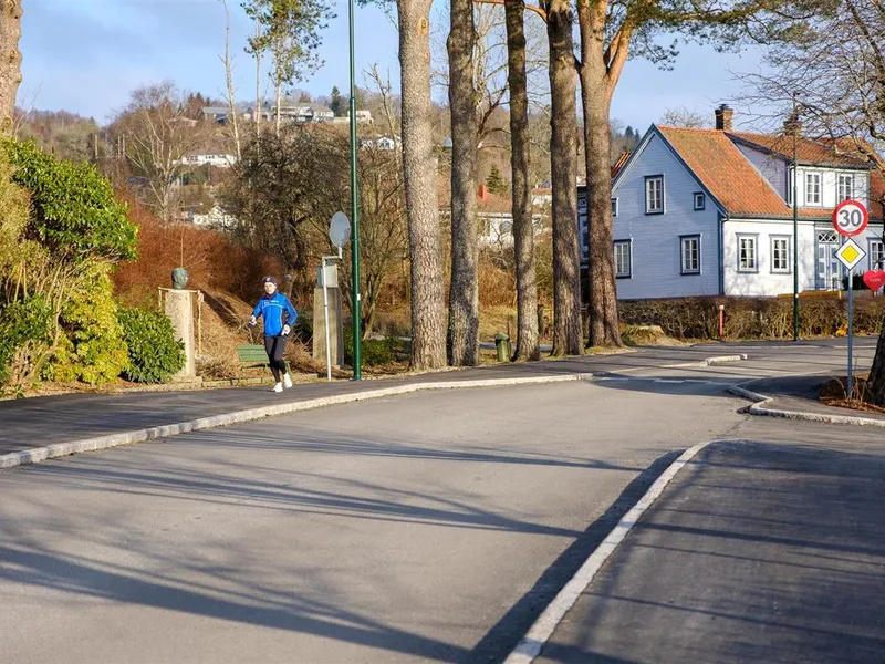 Jente jogger langs en vei i Hauge i Dalane - Klikk for stort bilde