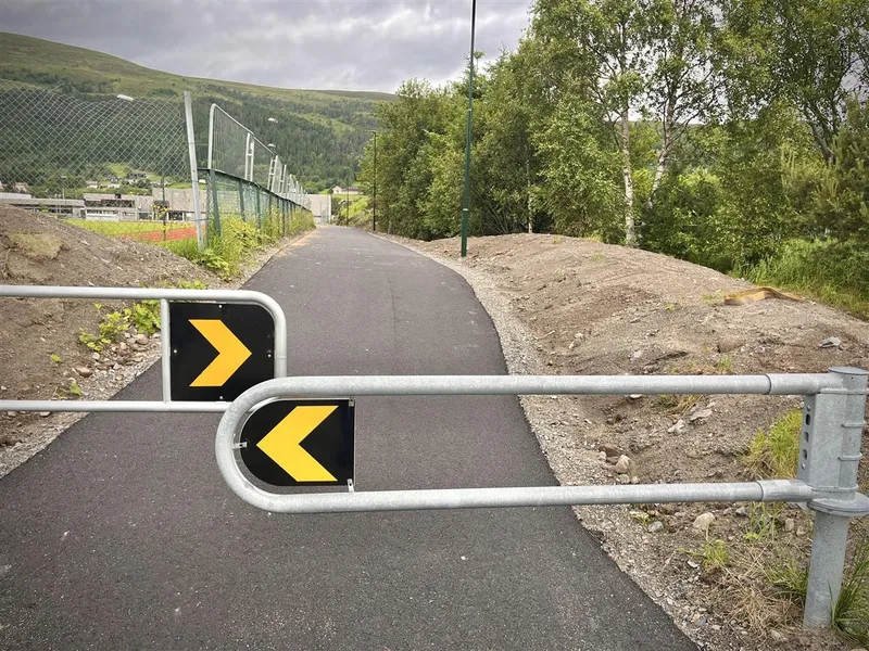 nyasfaltert gangveg med bom - Klikk for stort bilete