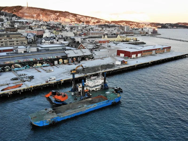 Dagens kai mot nord skal erstattes av nybygg og anlegg mot sør skal forlenges. Foran deler av kaifronten skal det mudres og sprenges for å oppnå en hensiktsmessig dybde. Foto: NCC Infrastructure.