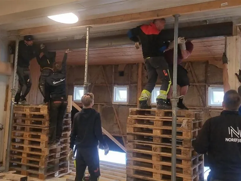 Mennesker som jobber med bjelker i tak - Klikk for stort bilde