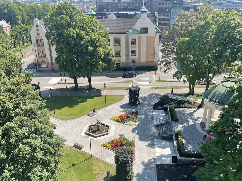 Velkomst: Parken er en flott velkomst for de som kommer med toget til byen. En av oppgraderingene som er gjort er å lage naturlige gangakser som gjør at veien inn gjennom parken er naturlig og innbydende.  - Klikk for stort bilde